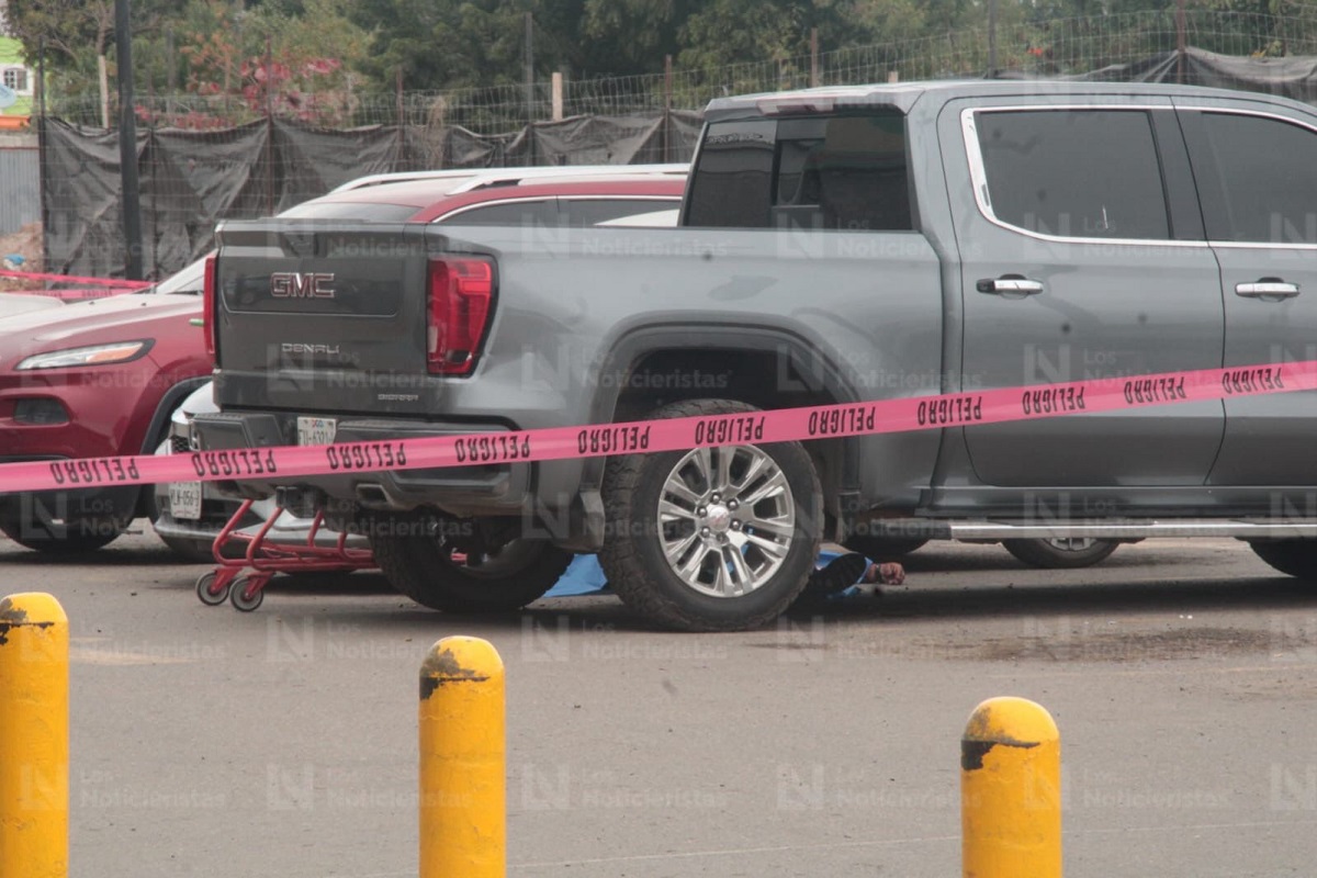 ¡Es policía! Ejecutan a balazos a agente de la FGE afuera de supermercado en Mazatlán