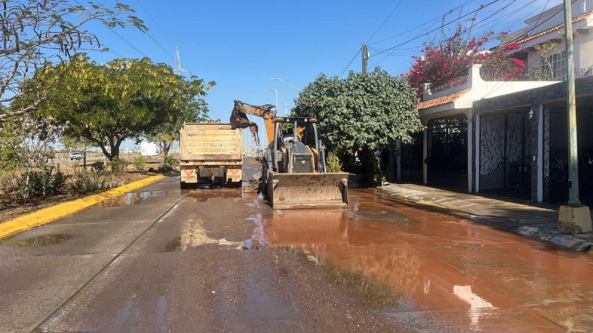 Por megafuga, cierran parcialmente avenida Delfín en Mazatlán; Jumapam llama a tomar precauciones