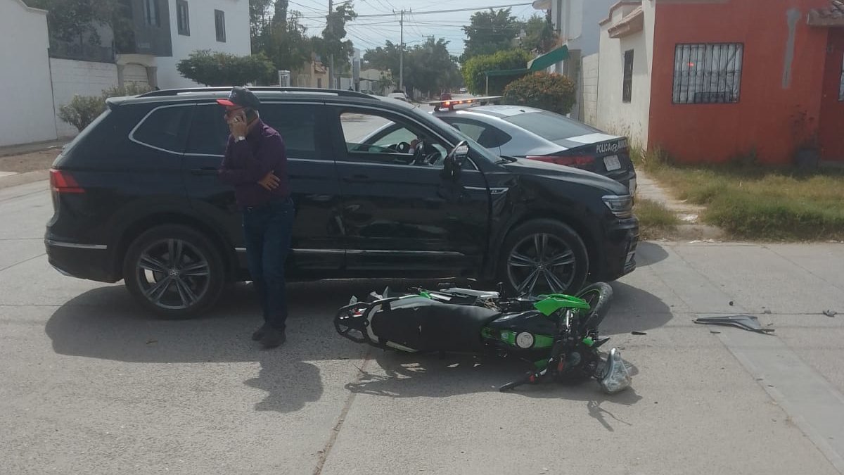 Motociclista ingresa a hospital de Los Mochis tras chocar contra una vagoneta en Los Cedros