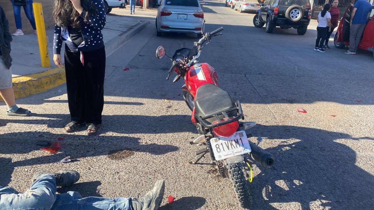 Motociclista sufre fractura en una de sus piernas, al ser embestido por una vagoneta en el Campo Uno en Los Mochis