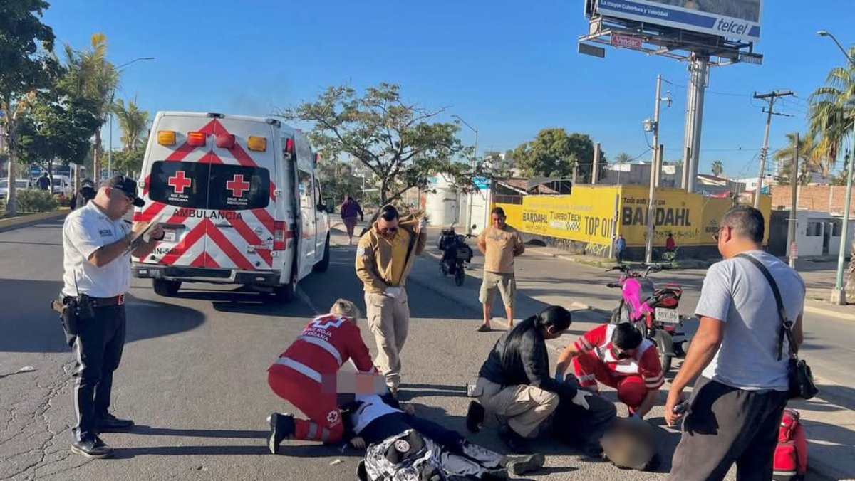 Dos motociclistas resultaron lesionados tras ser atropellados por una camioneta en Mazatlán