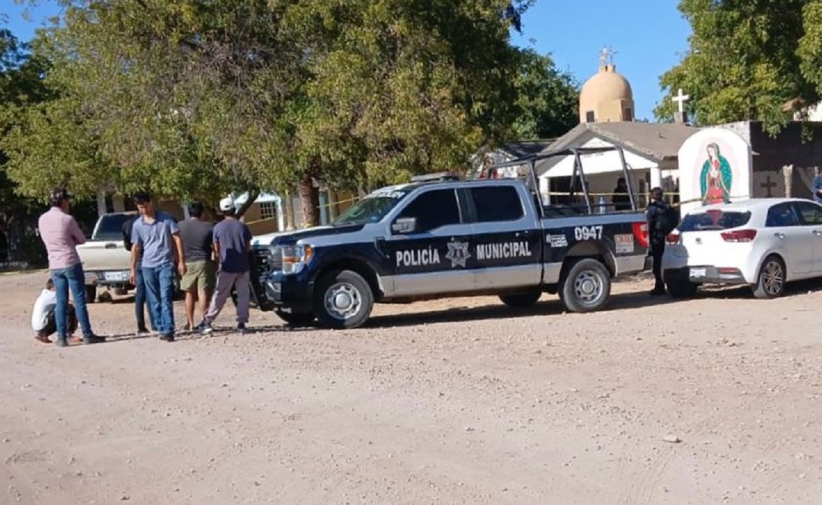 Junto a un carro y una pistola, hallan sin vida a hombre frente al panteón de El Tamarindo, Culiacán