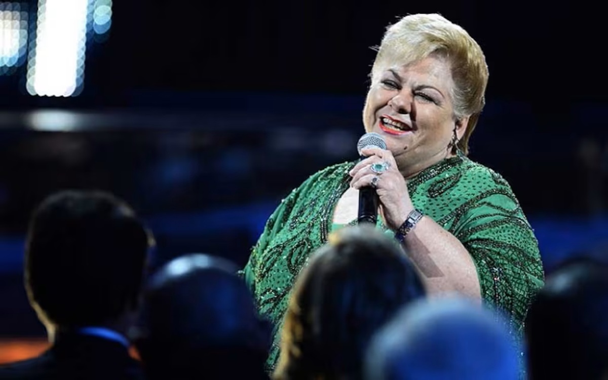 Dejando un legado de canciones del empoderamiento femenino, muere Paquita la del Barrio