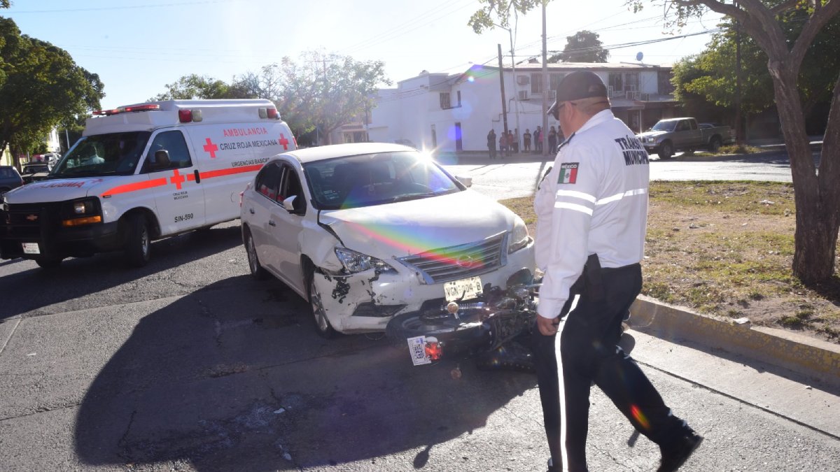 Pareja de motociclistas es arrollada por un vehículo al poniente de Los Mochis