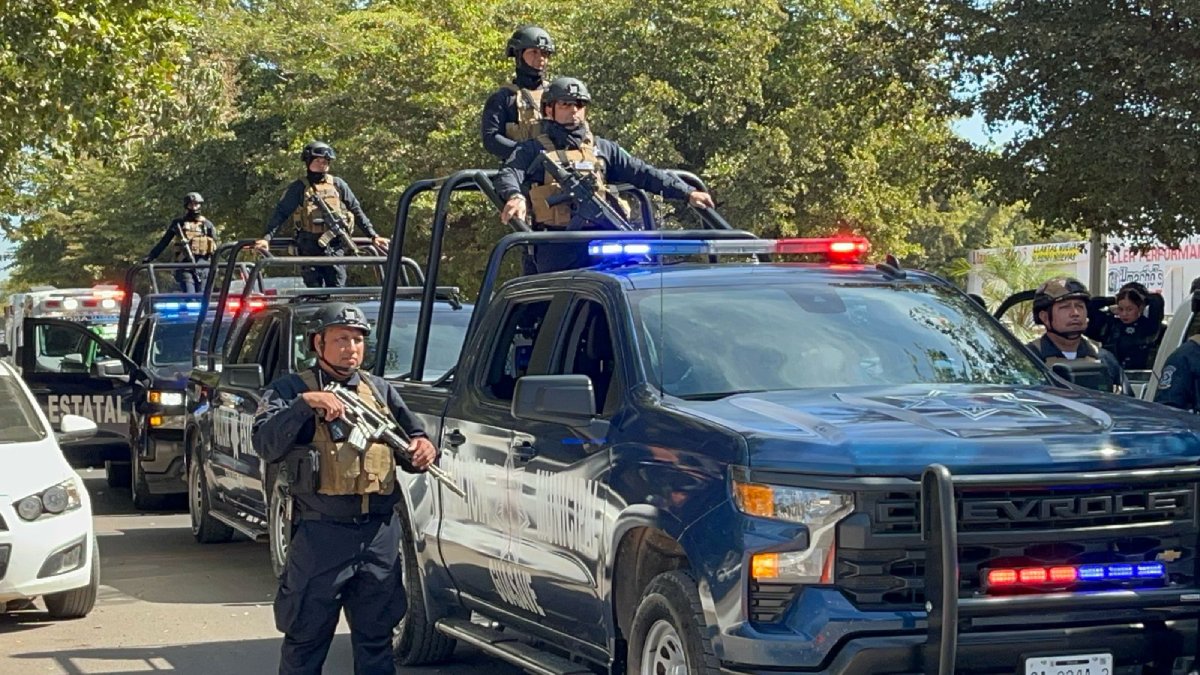 Policías de Guasave detienen a tres hombres con armas largas y decomisan una camioneta