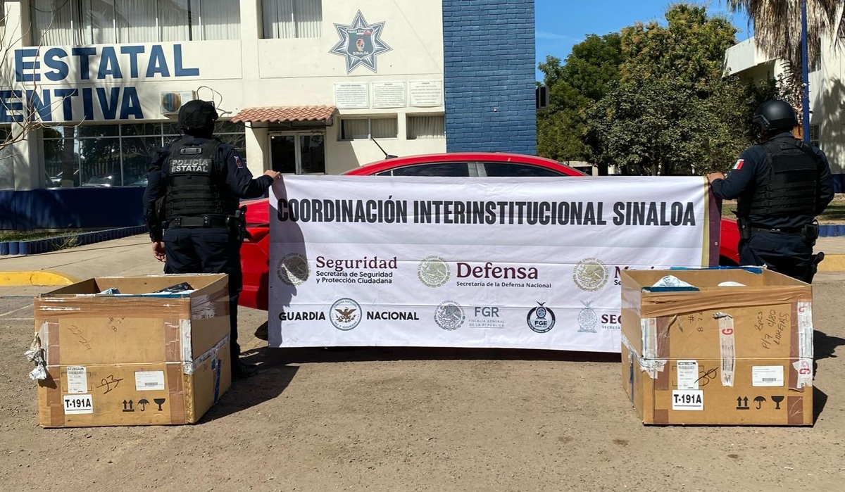 Recuperan vehículo con reporte de robo que transportaba cajas con paquetería, en Culiacán
