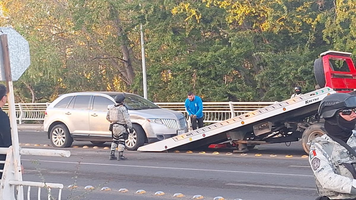 Intentan despojar camioneta Lincoln a punta de balazos en Culiacán