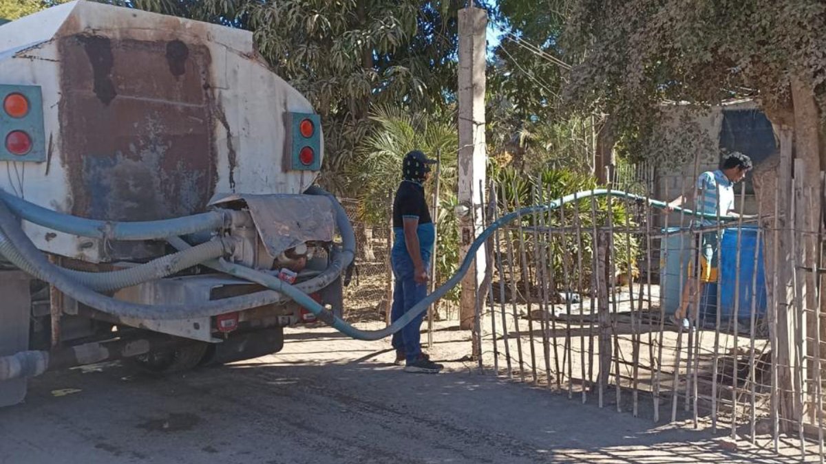 Ante desabasto de agua en los ejidos Macapul y 18 de Marzo, Japama surte el vital recurso en pipas