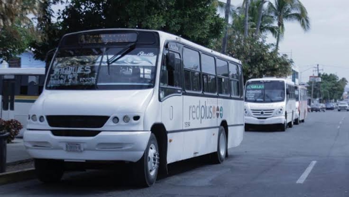 Hombre toca a una menor de edad en camión urbano de Mazatlán; pasajeros lo bajan a cachetadas