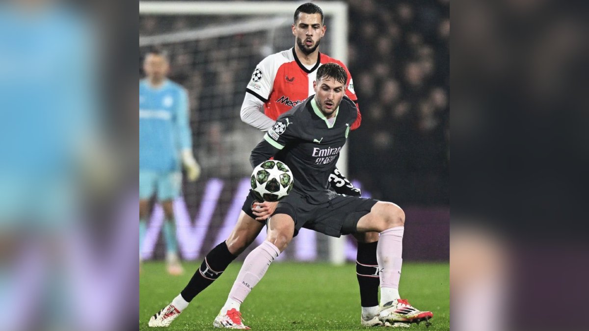 Santiago Giménez suma primera titularidad con AC Milan; es ovacionado por la afición del Feyenoord