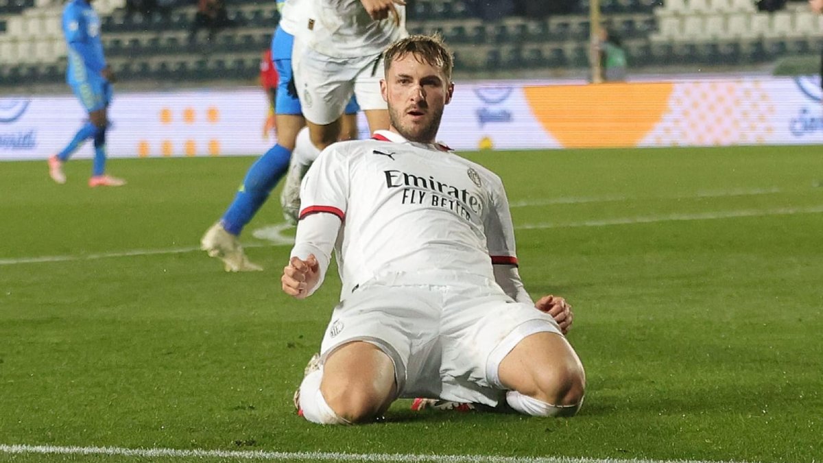 Santiago Giménez anota su primer gol en Serie A con el AC Milán