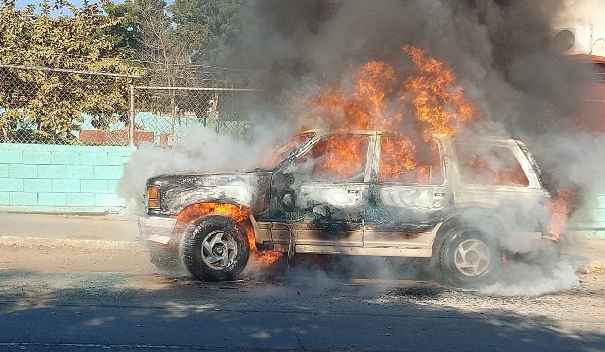 Se incendia camioneta en el Libramiento 3, en Mazatlán