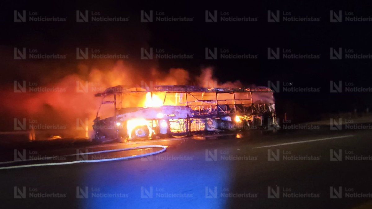 Se incendia camión de pasajeros en Ahome, cerca de la caseta de San Miguel Zapotitlán
