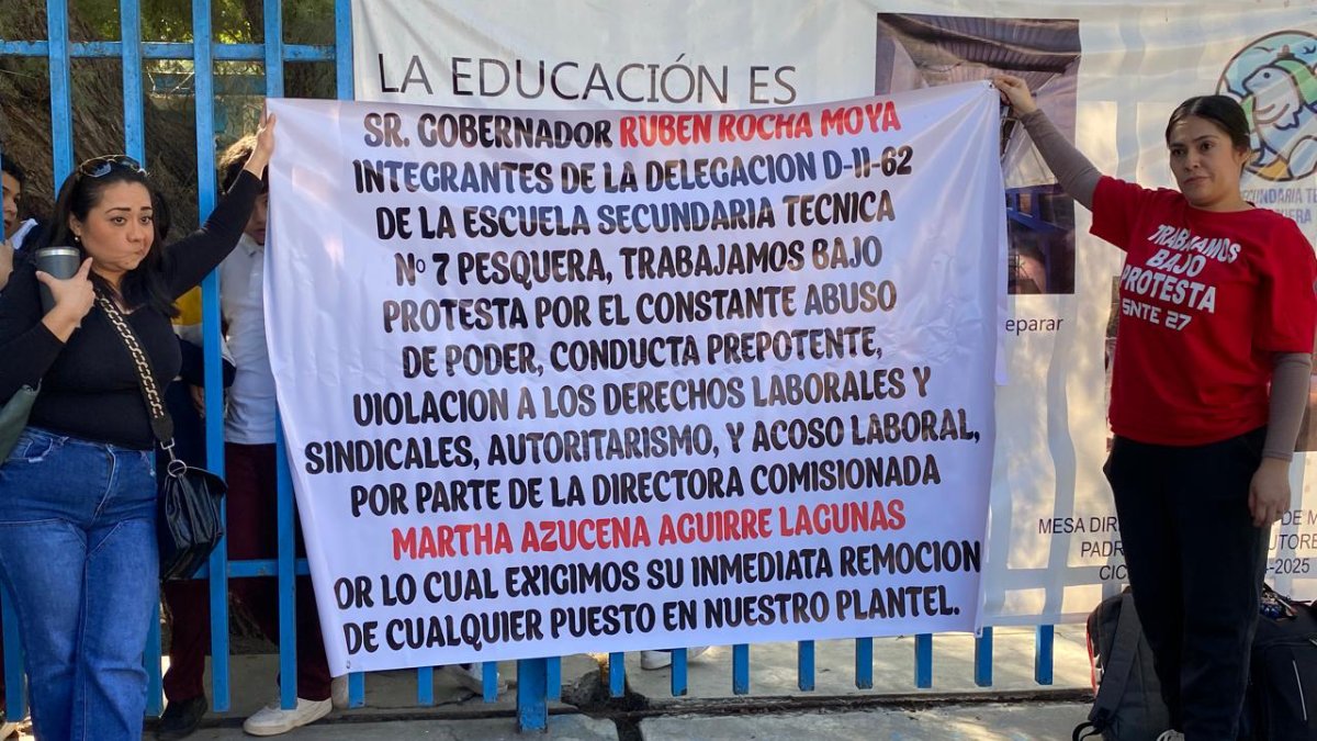 Maestros de la secundaria Pesquera No 7 de Mazatlán se manifiestan; exigen destitución de la directora