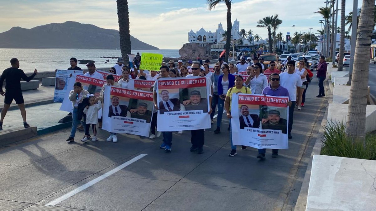 Amigos y familiares de Jesús Antonio Hernández Ruiz, chef desaparecido, se manifiestan en Mazatlán