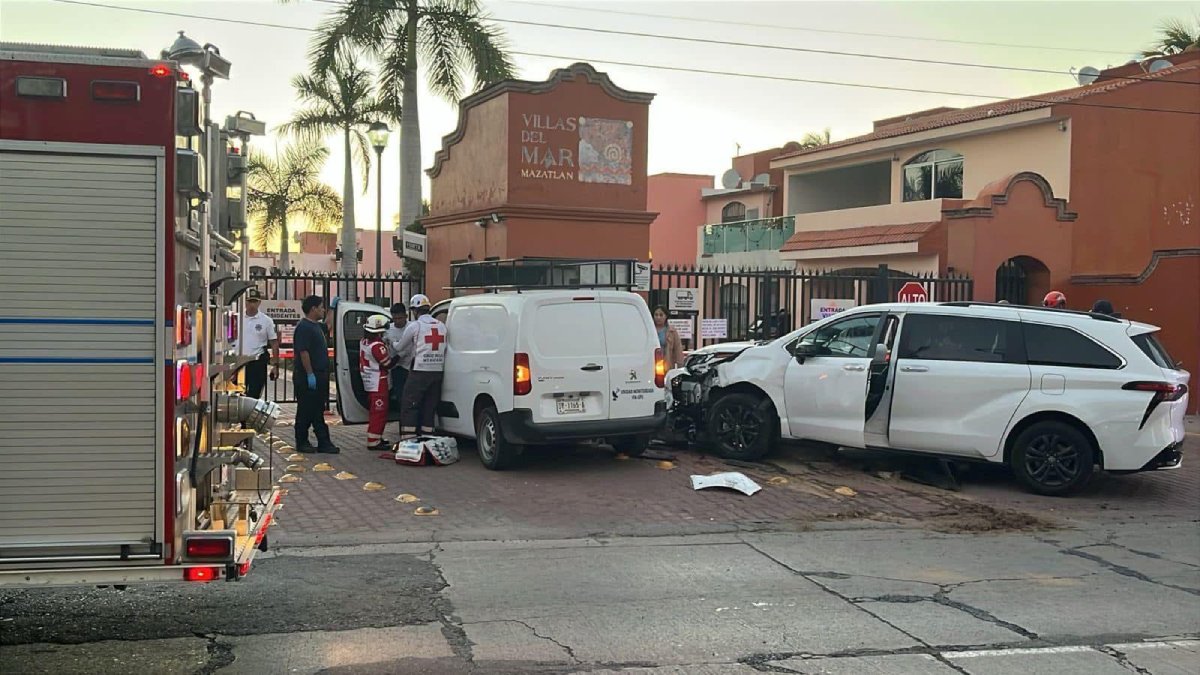 Seis personas lesionadas tras choque automovilístico en avenida Sábalo Cerritos, Mazatlán