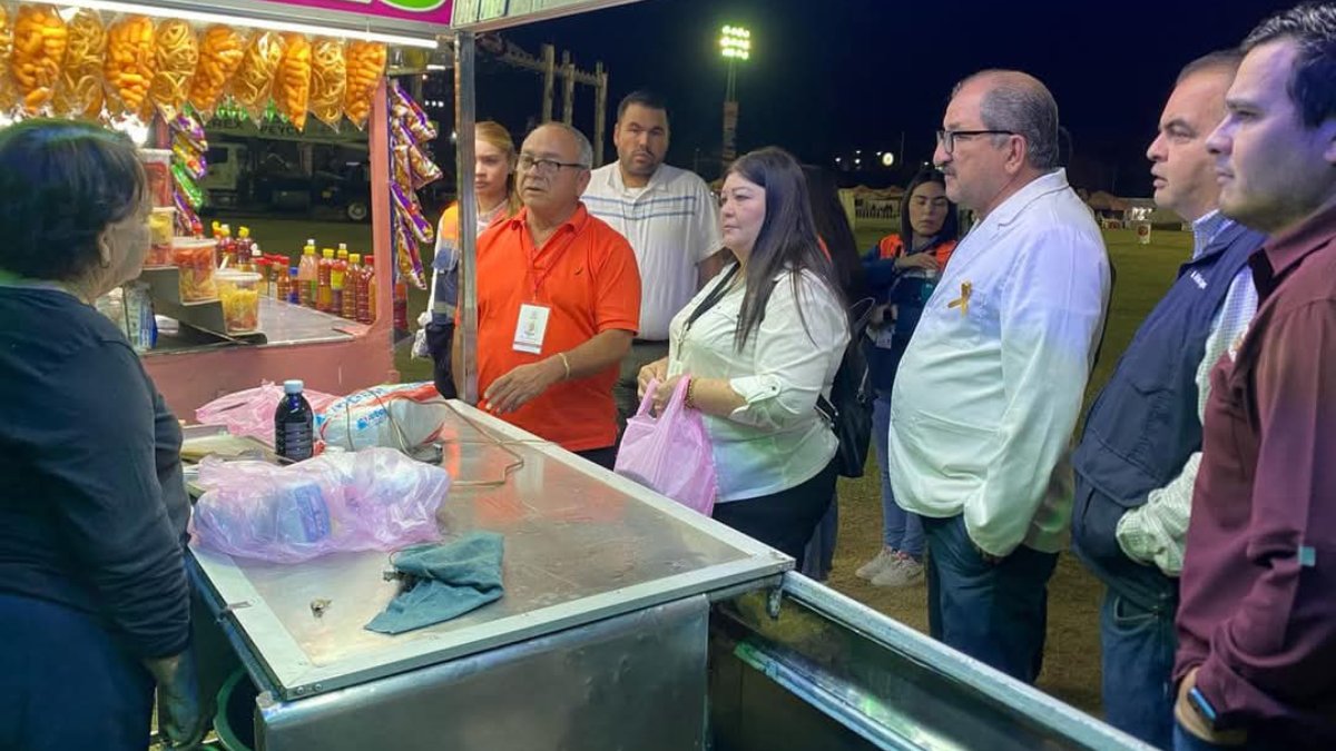 Para evitar riesgos sanitarios, Sector Salud supervisa puestos semifijos establecidos en el Carnaval, en Guamúchil