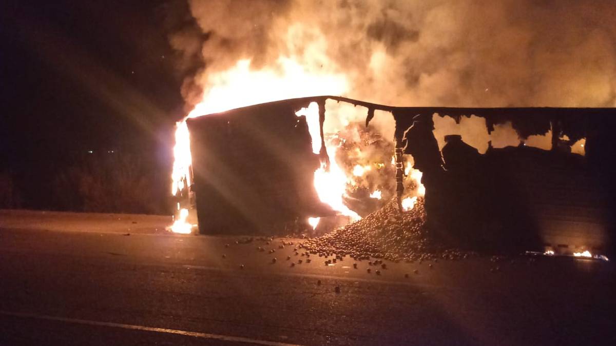 Caja de tráiler cargada con toneladas de tomate se incendia sobre la México 15, en Guasave