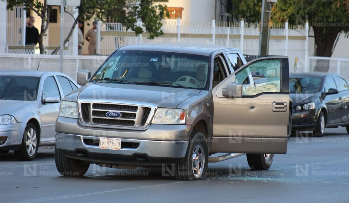 Balean camioneta de Durango afuera de la Escuela Náutica de Mazatlán; hay al menos un herido