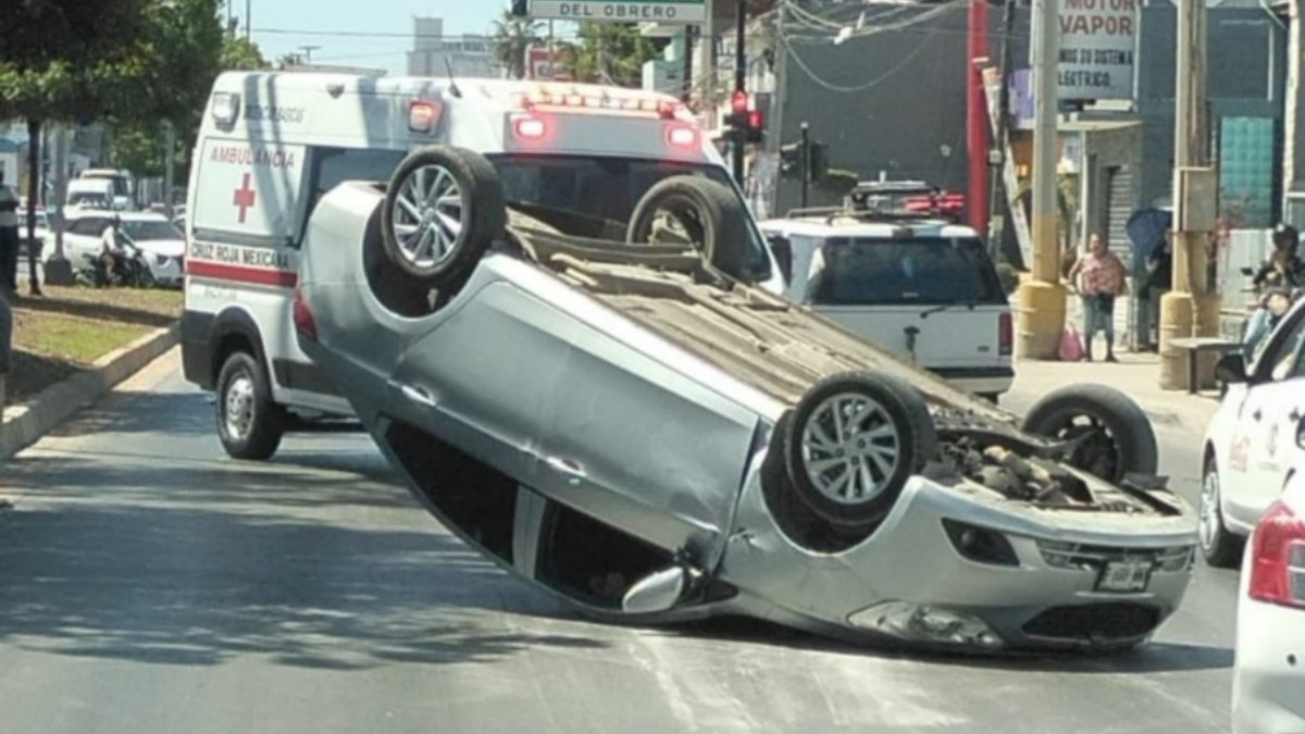 Vehículo termina volcado en la avenida Gabriel Leyva, en Mazatlán; no se reportan lesionados