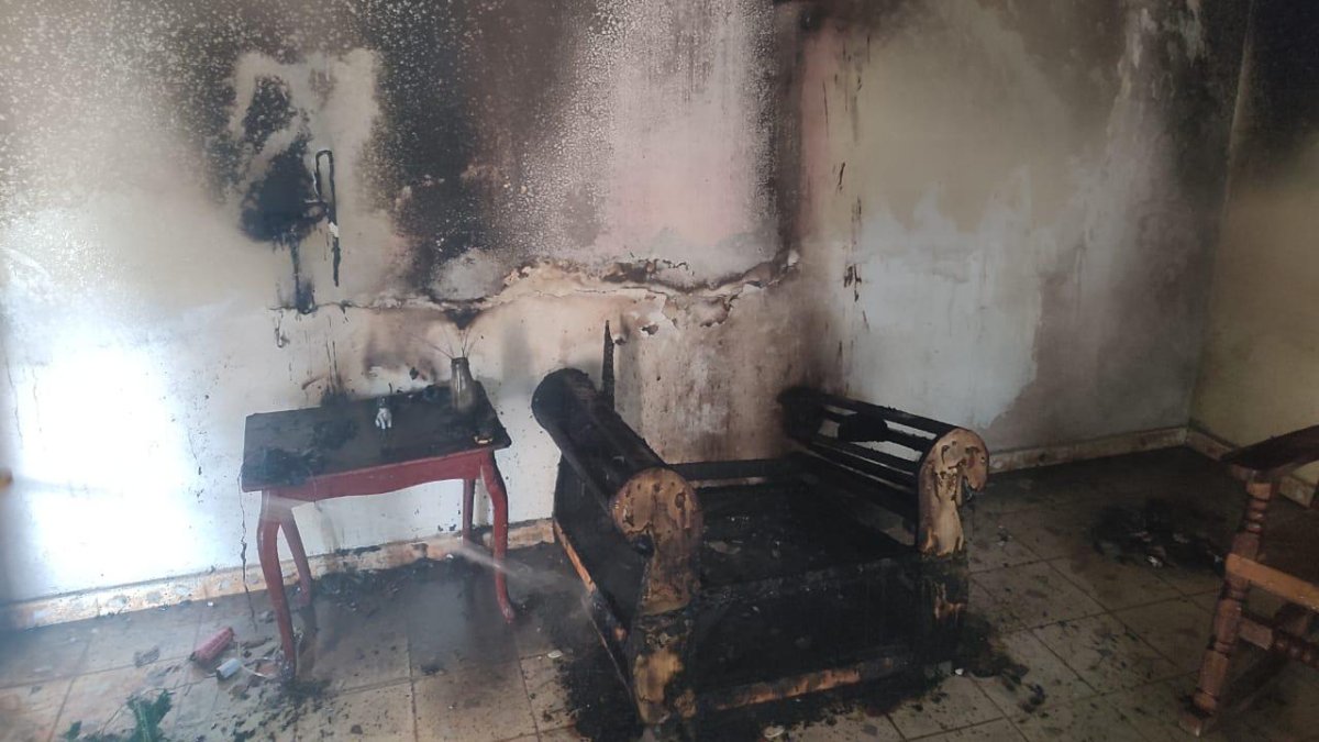 Una veladora encendida causa incendio en San Pedro, Guasave