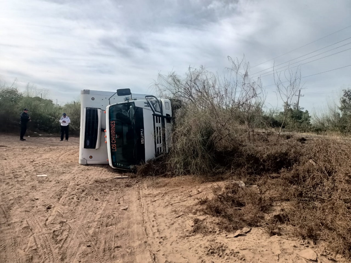 Chofer de camión de carga logró salir ileso al volcar por carretera estatal de Guasave