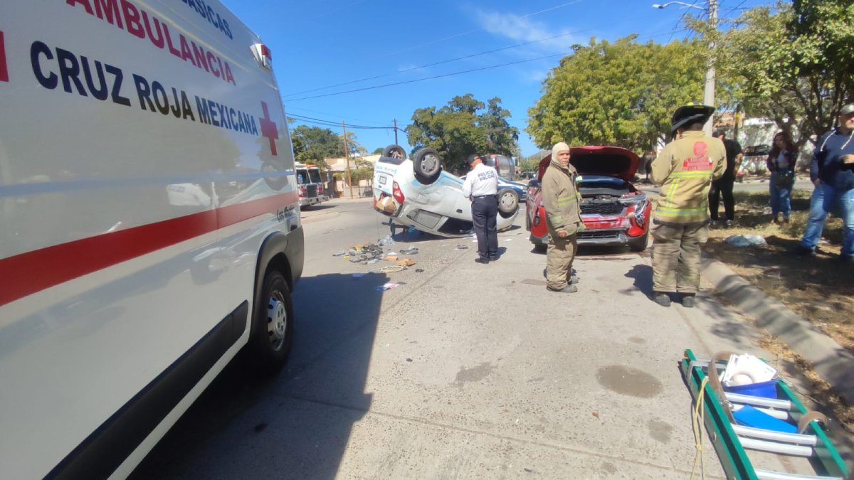 Trabajador de telefonía e internet queda volcado en calles de La Cuchilla en Los Mochis