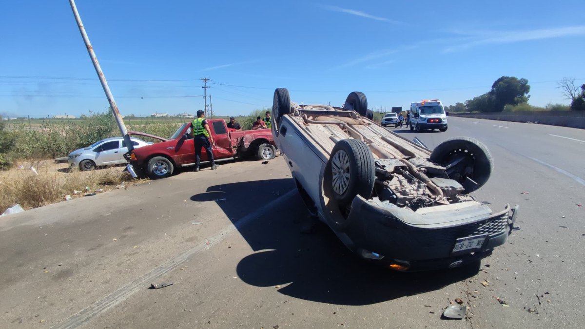 Volcadura en la México 15 y Libramiento Oriente en Los Mochis, deja a dos personas lesionadas