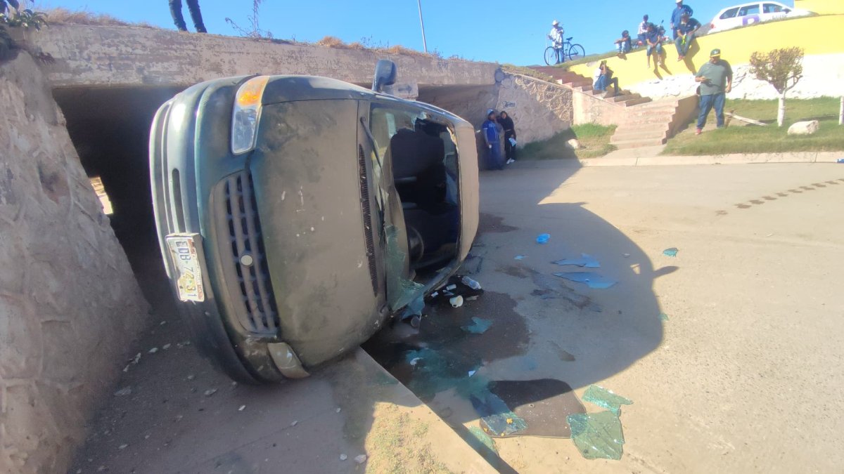 Volcadura en la México 15 y el sifón de San Miguel Zapotitlán, Ahome deja a un adulto lesionado