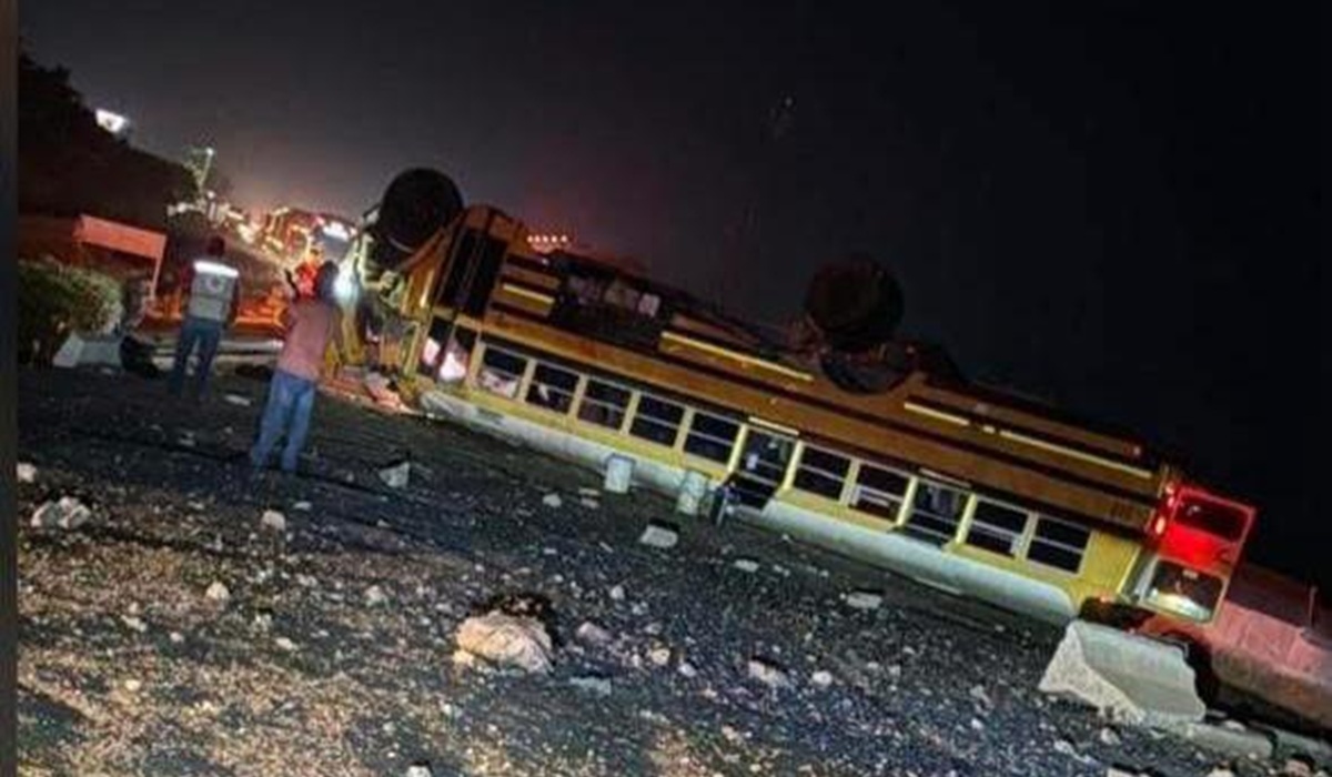¡Con las llantas hacia arriba! Se accidenta camión de jornaleros en Guasave; hay varios lesionados
