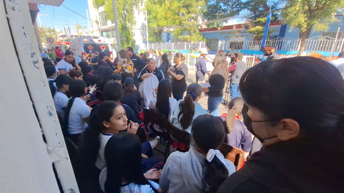 Evacuan a más de 100 niños y niñas del jardín de niños Izaguirre; un menor resultó con picaduras de abeja
