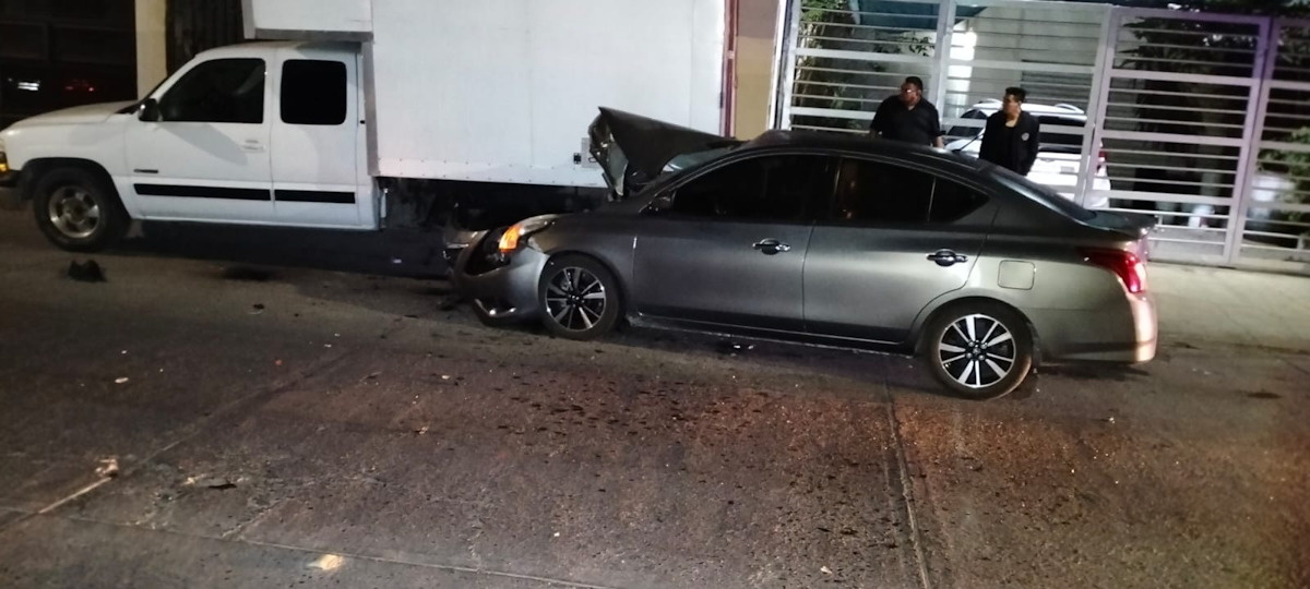 Conductor se impacta por alcance contra una camioneta de caja refrigerada en bulevar Centenario de Los Mochis