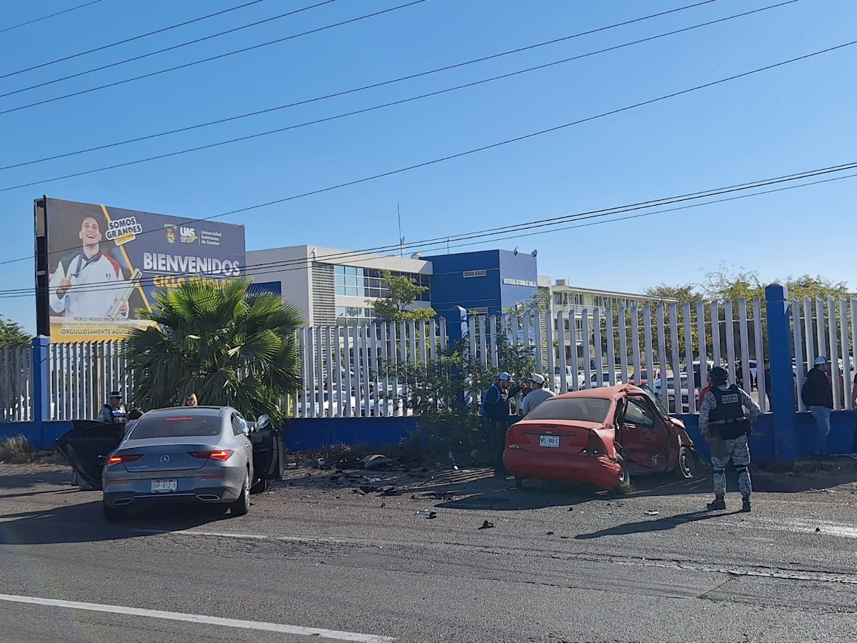 Aparatoso encontronazo frente a la Escuela de Agricultura de Culiacán deja tres lesionados