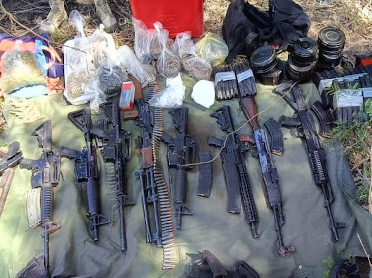 Aseguran armas largas, municiones y 877 pastillas de fentanilo en Culiacán