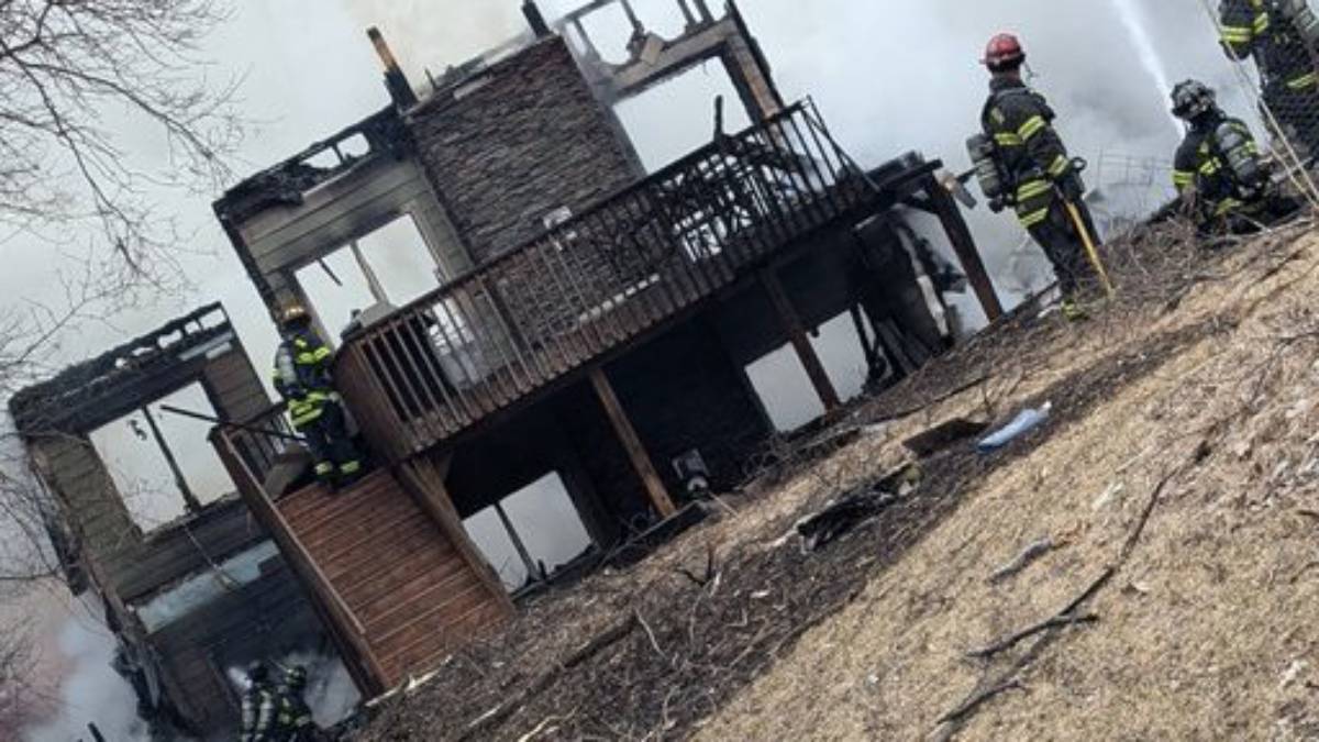 Accidente aéreo en Minnesota: Avioneta impacta vivienda y desata incendio forestal
