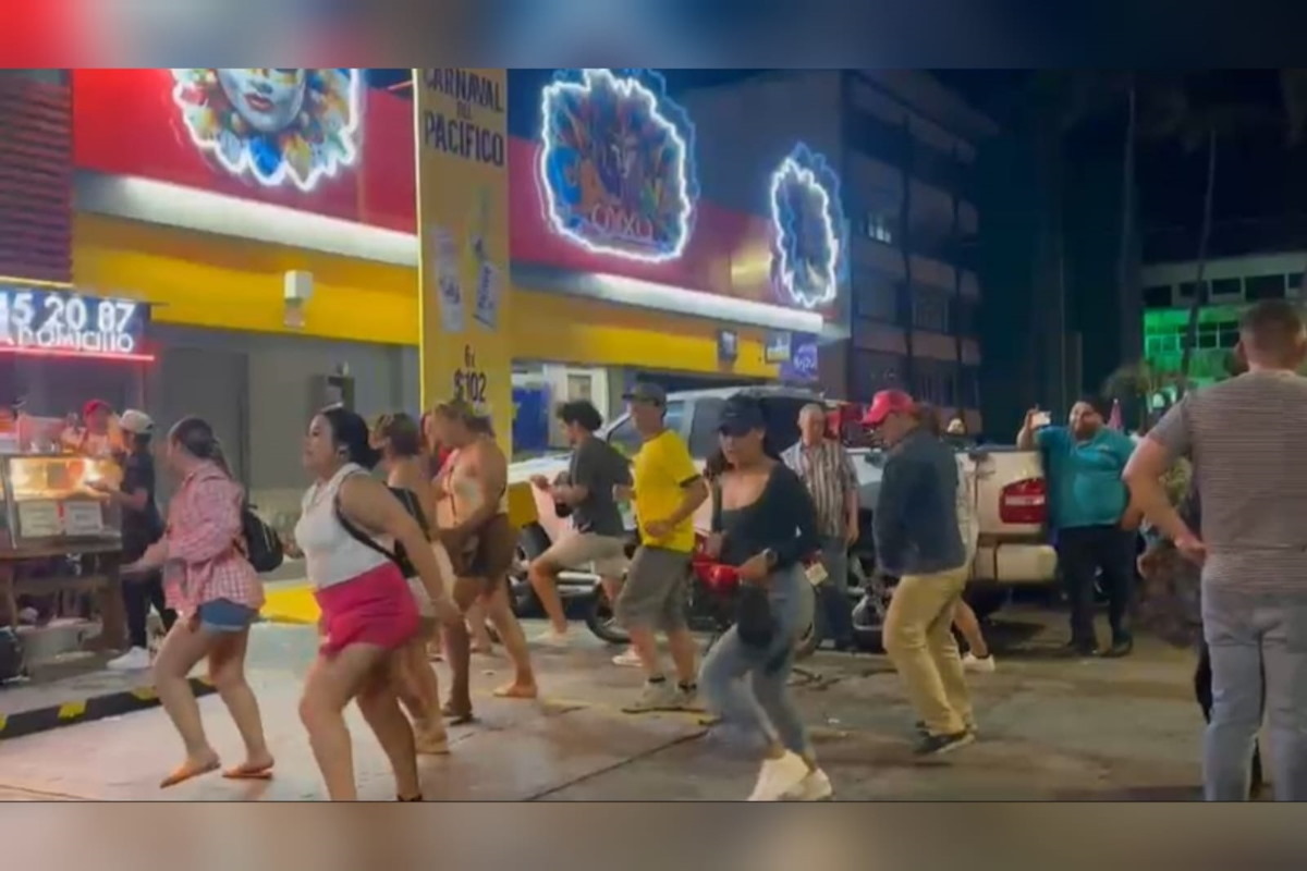 Arman pista de baile al término del primer desfile del Carnaval de Mazatlán 2025 en la Avenida Del Mar