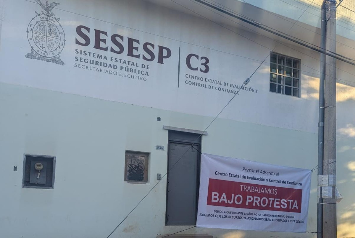 Bajo protesta laboran trabajadores del Centro de Control y Confianza