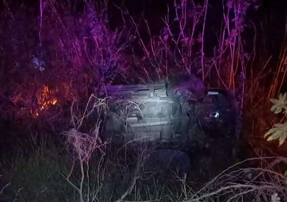 Volcada y abandonada sobre la carretera a Las Glorias localizan una camioneta en Guasave