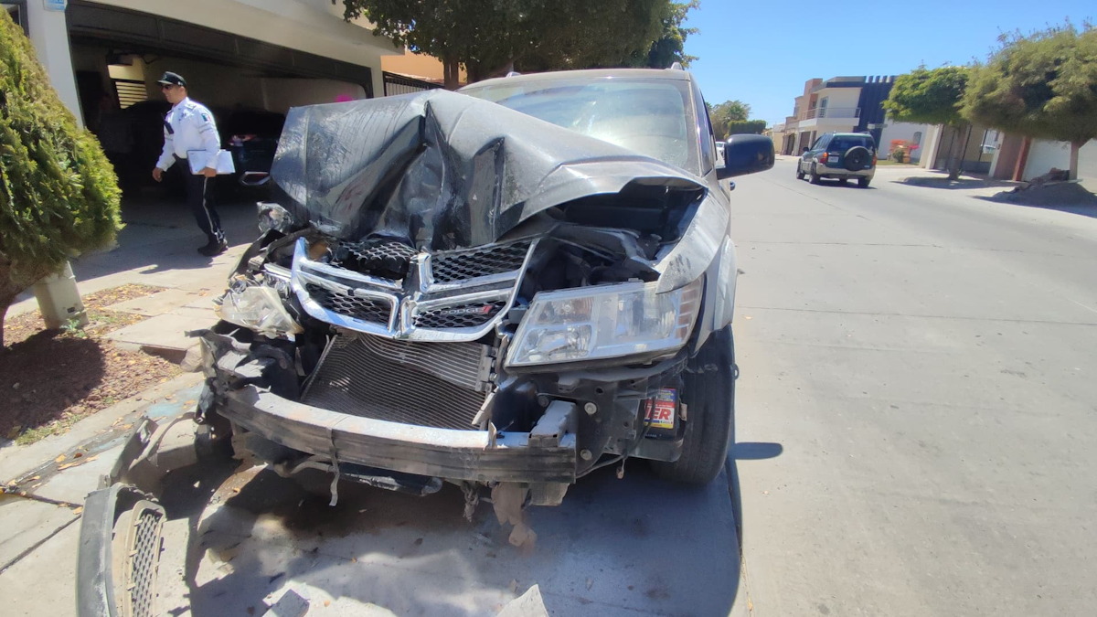 Conductor de una vagoneta se impacta con dos vehículos estacionados en el Paseo las Aves en Los Mochis