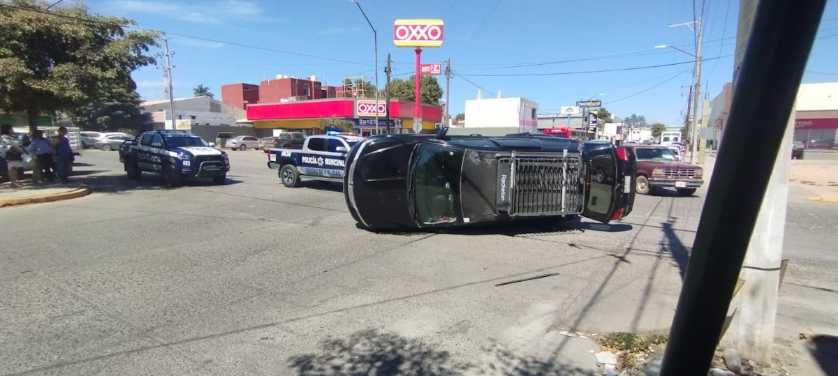 Choque y volcadura deja fuertes daños materiales en Guasave