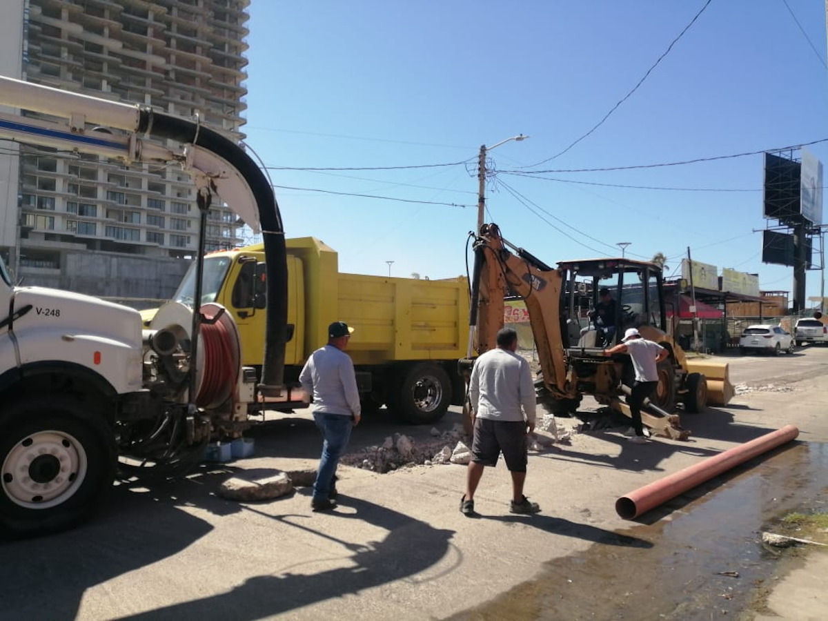 ¡Atención! Circule con precaución por la Avenida Cruz Lizárraga de Mazatlán, hay reparaciones de JUMAPAM en el sitio