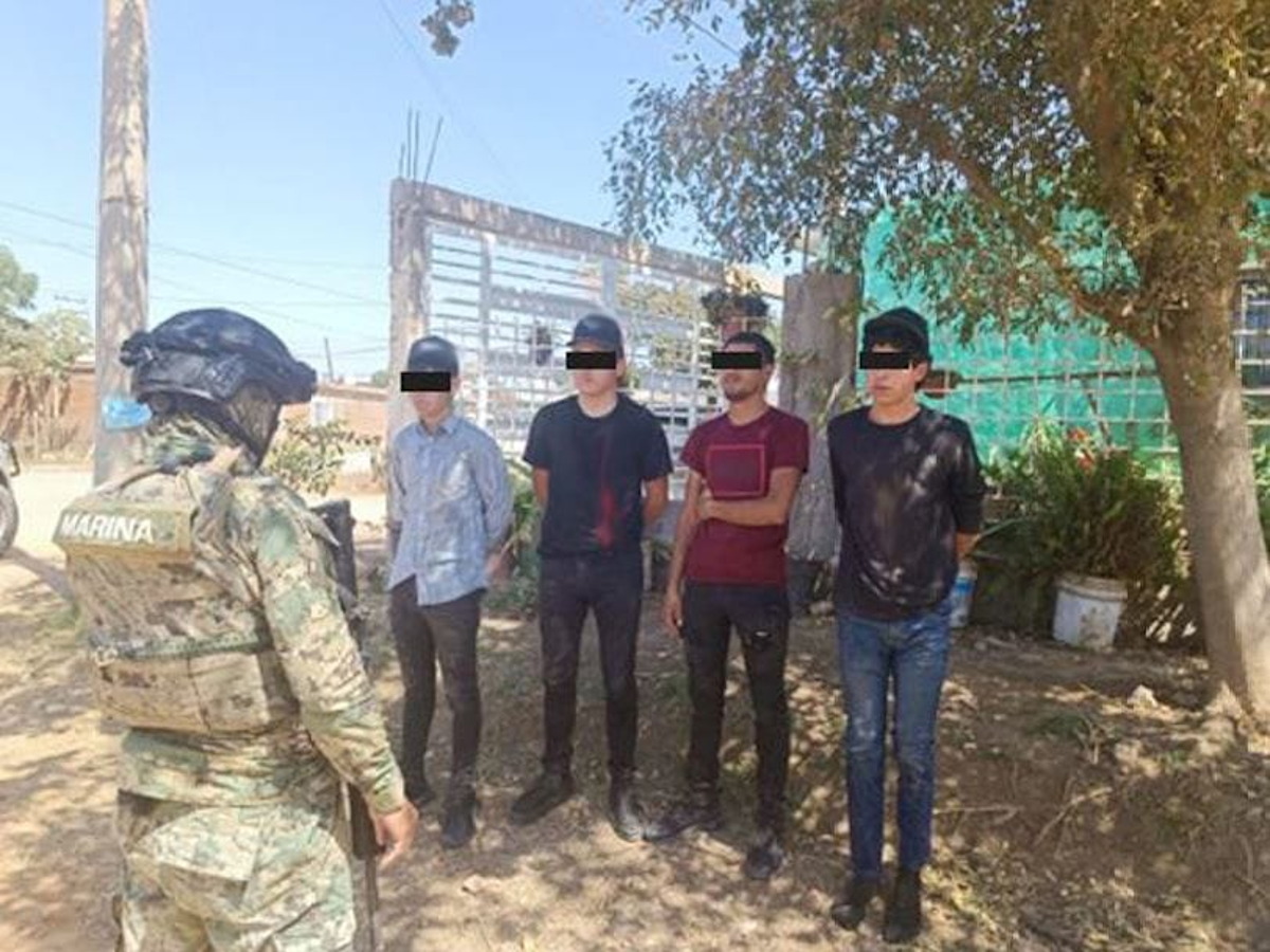 Detienen a cuatro personas y aseguran drogas, armas y equipo táctico en Mazatlán