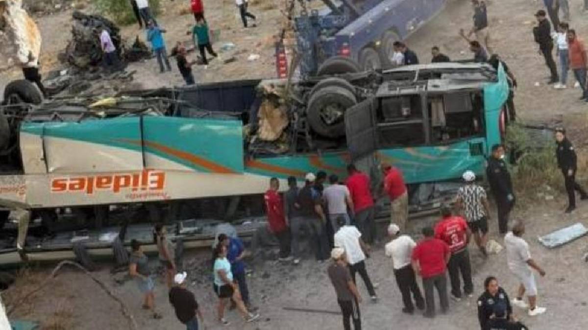 Choque entre camioneta y autobús en Coahuila deja saldo fatal de 2 muertos y 29 heridos