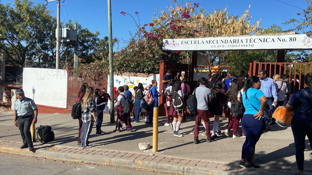 Papás regresan a sus hijos, por movilización policiaca cerca de la Secundaria Técnica 80