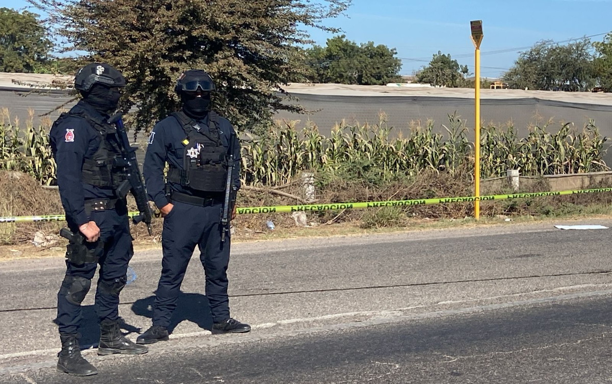 ‘Embolsado’, atado de manos y con mensaje arrojan un cadáver por la Culiacán-Eldorado