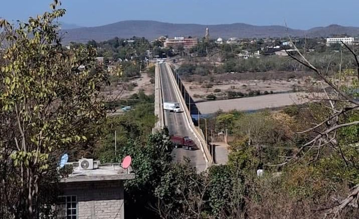 Autoridades retiran bloqueo en el puente del Río Baluarte en Rosario tras enfrentamiento