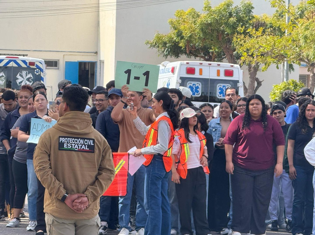 Evacúan con agilidad Facultad de Derecho de la UAS en Mazatlán, logran con éxito simulacro