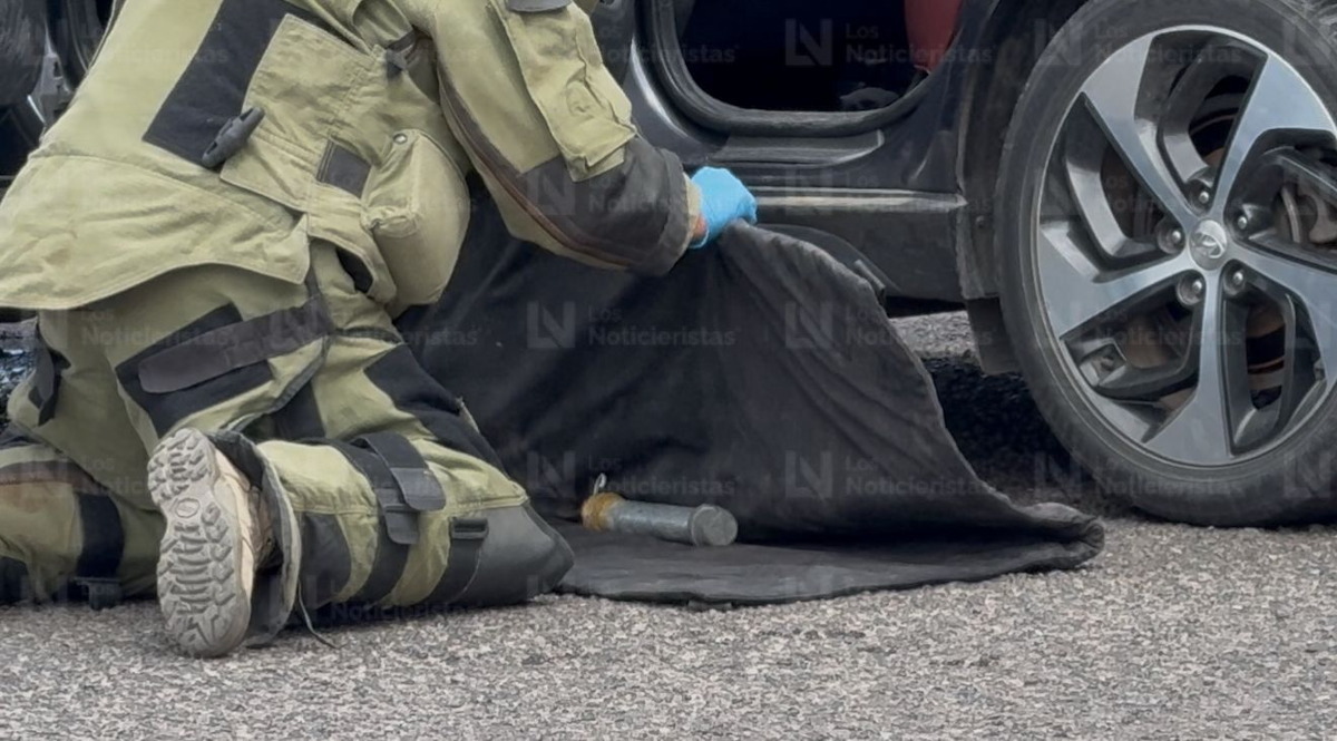 Un explosivo en forma de tubo con mecha, un ‘cuerno de chivo’ y chalecos, lo hallado en camioneta en Culiacán