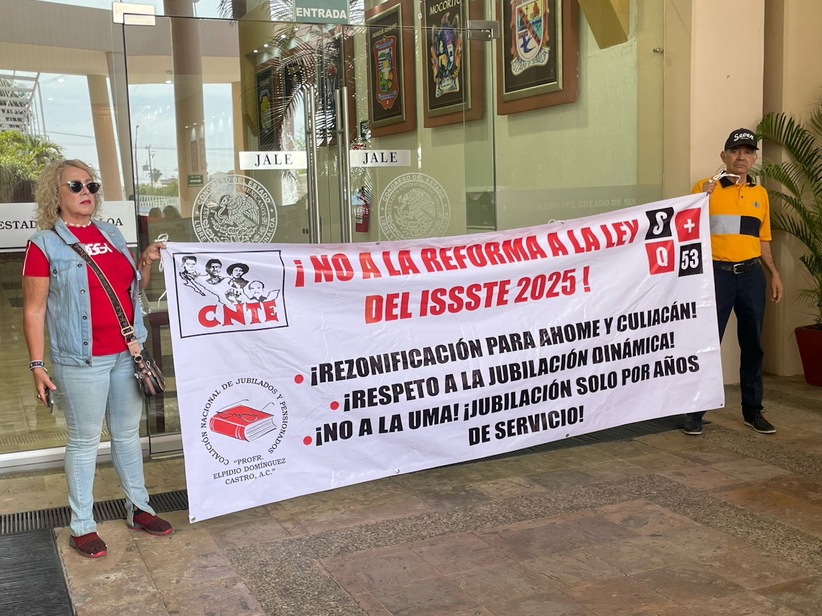 Maestros irrumpen en sesión del Congreso para exigir atención a sus demandas