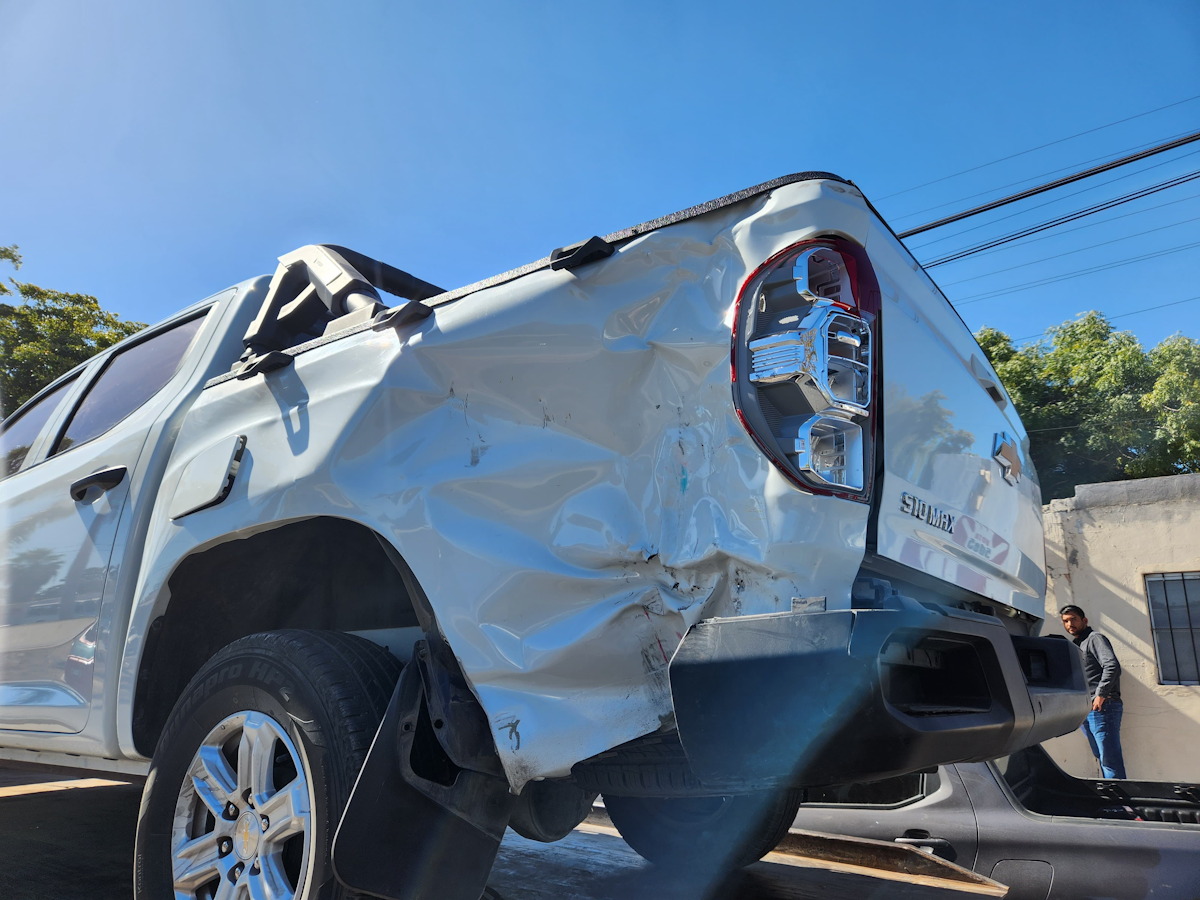 Motociclista se fractura luego de impactarse contra una camioneta en Los Mochis